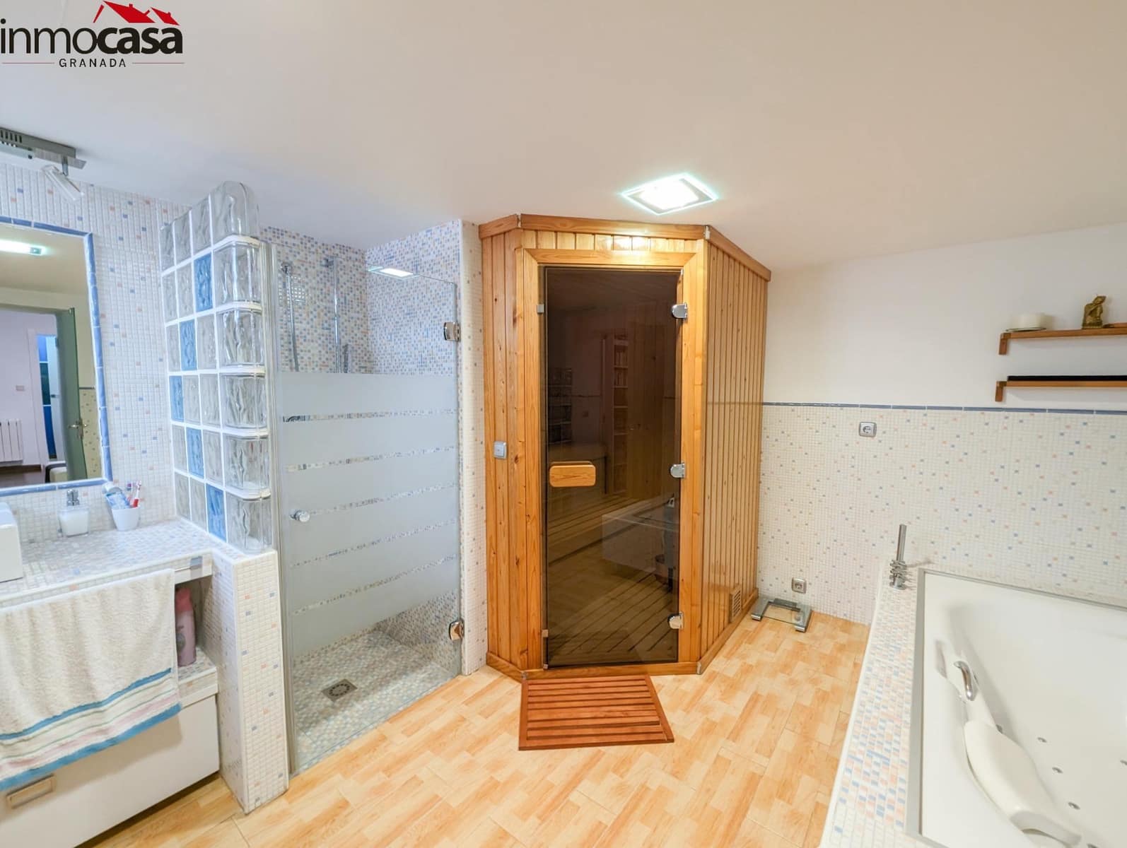 Chalet de 4 habitaciones en Granada ciudad en venta con piscina garaje - 449.000 € (Ref: 8222757)