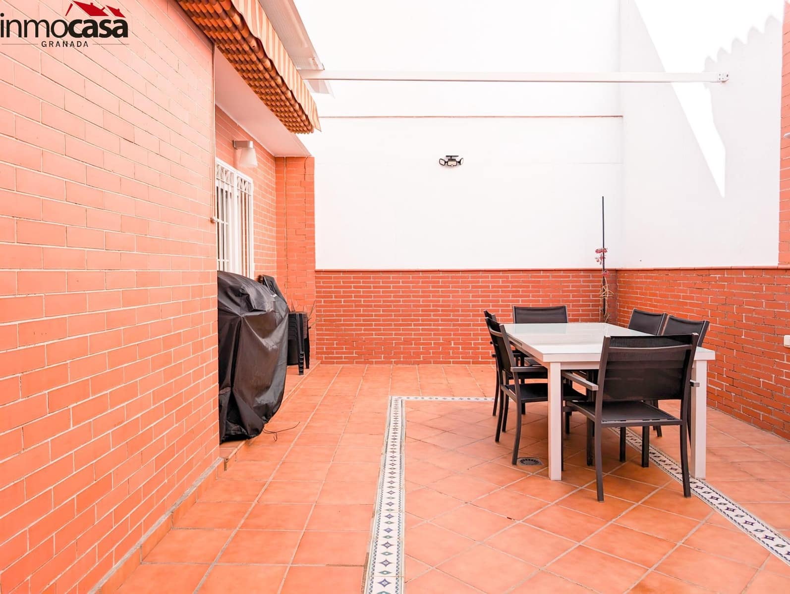 Chalet de 4 habitaciones en Granada ciudad en venta con piscina garaje - 449.000 € (Ref: 8222757)