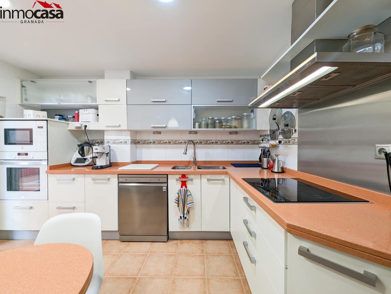 Chalet de 4 habitaciones en Granada ciudad en venta con piscina garaje - 449.000 € (Ref: 8222757)