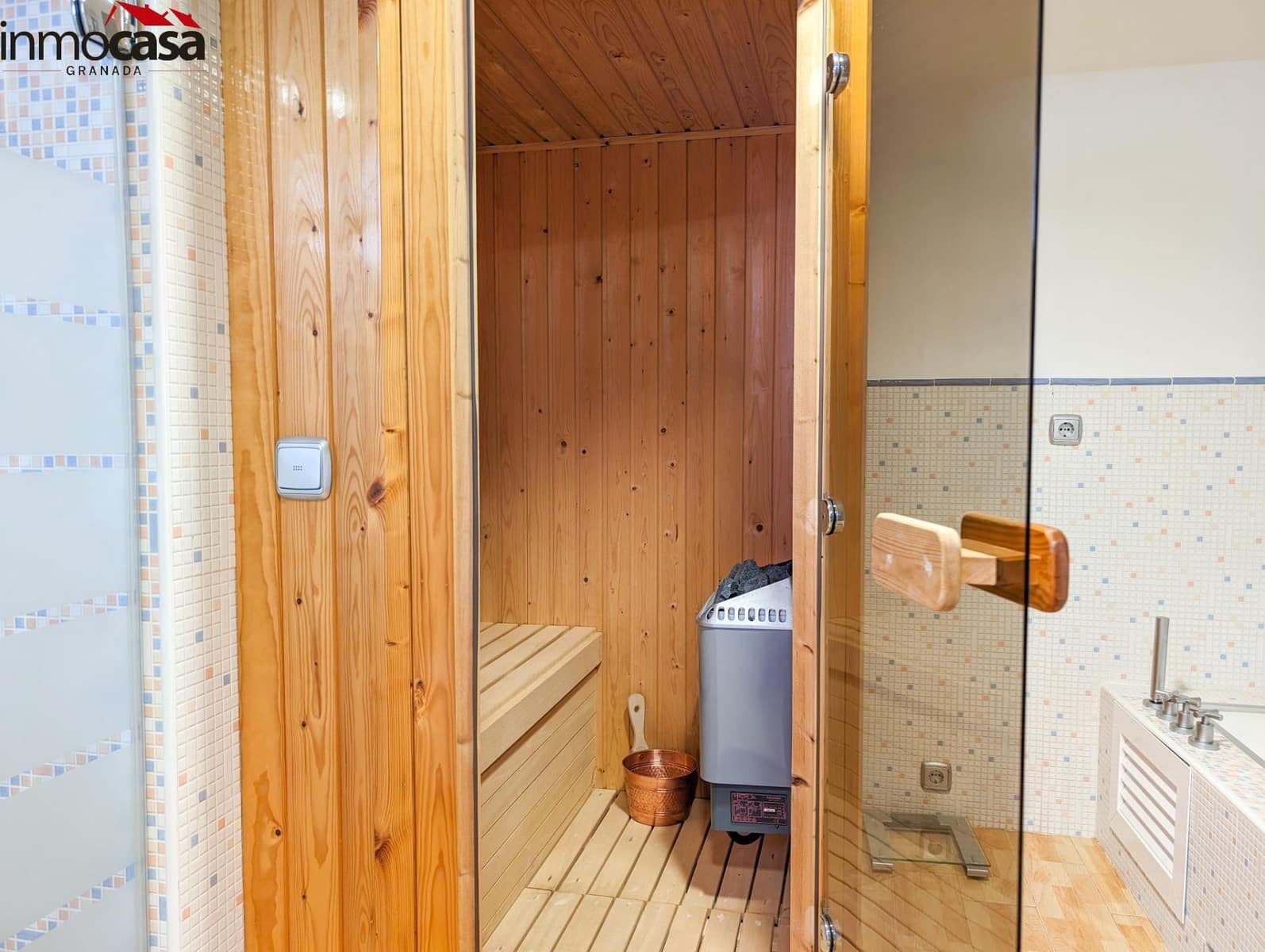 Chalet de 4 habitaciones en Granada ciudad en venta con piscina garaje - 449.000 € (Ref: 8222757)