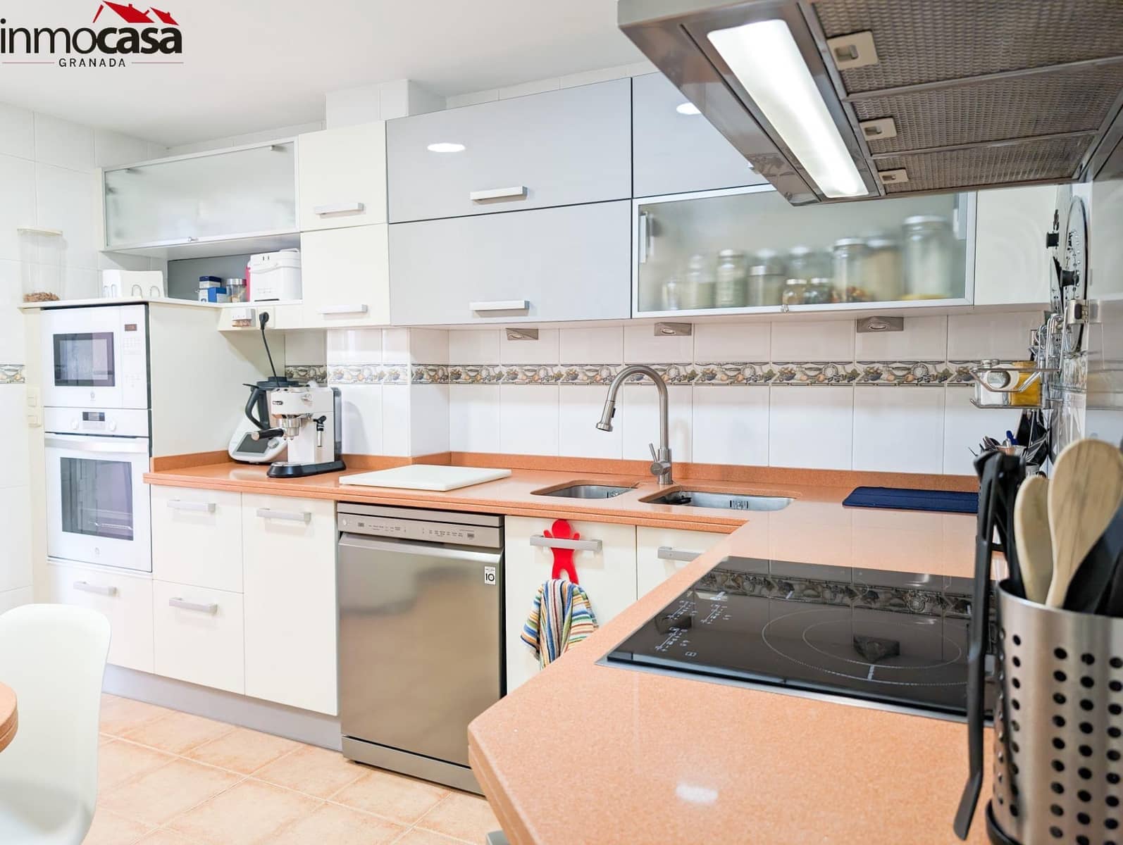 Chalet de 4 habitaciones en Granada ciudad en venta con piscina garaje - 449.000 € (Ref: 8222757)