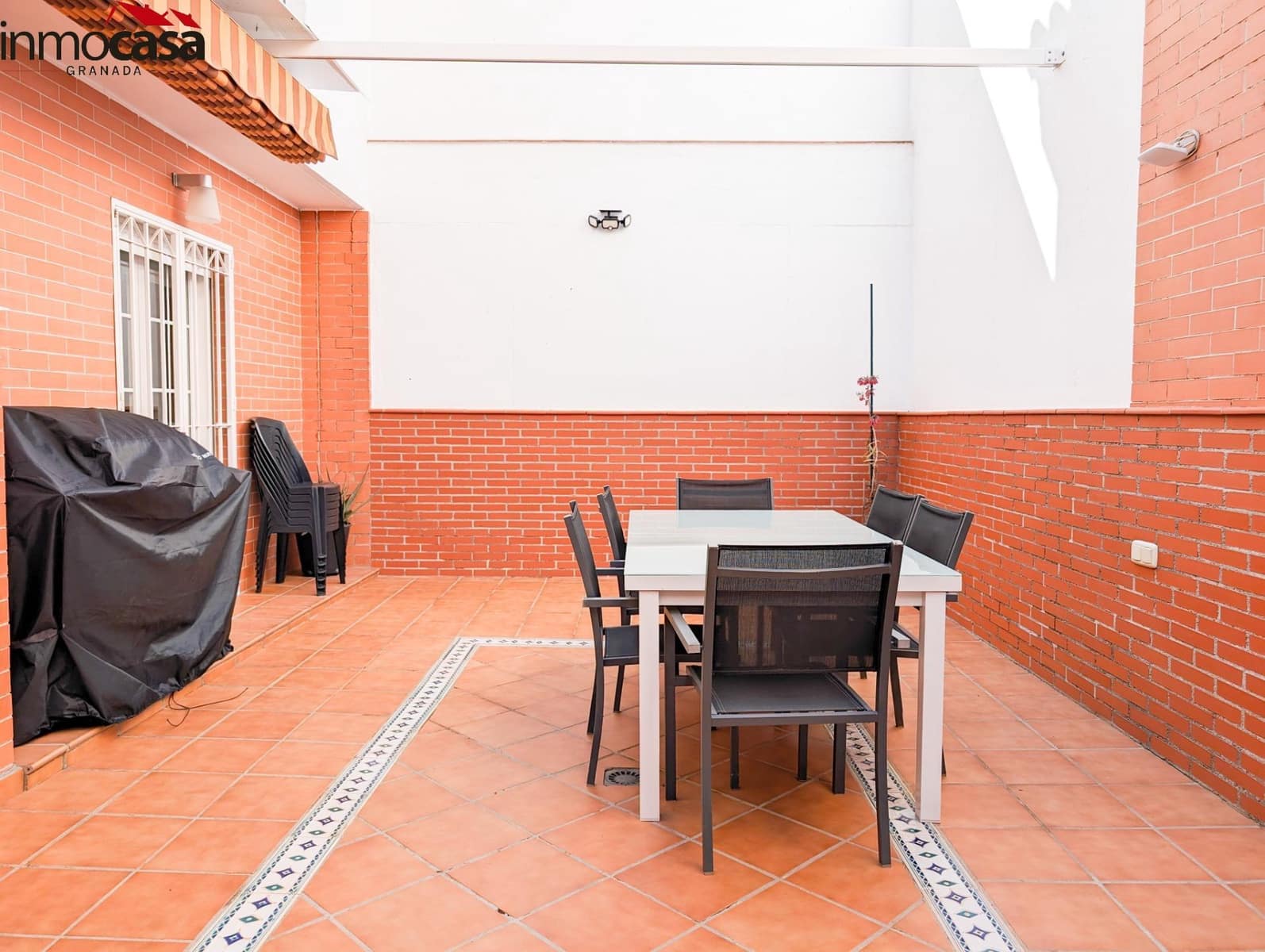 Chalet de 4 habitaciones en Granada ciudad en venta con piscina garaje - 449.000 € (Ref: 8222757)