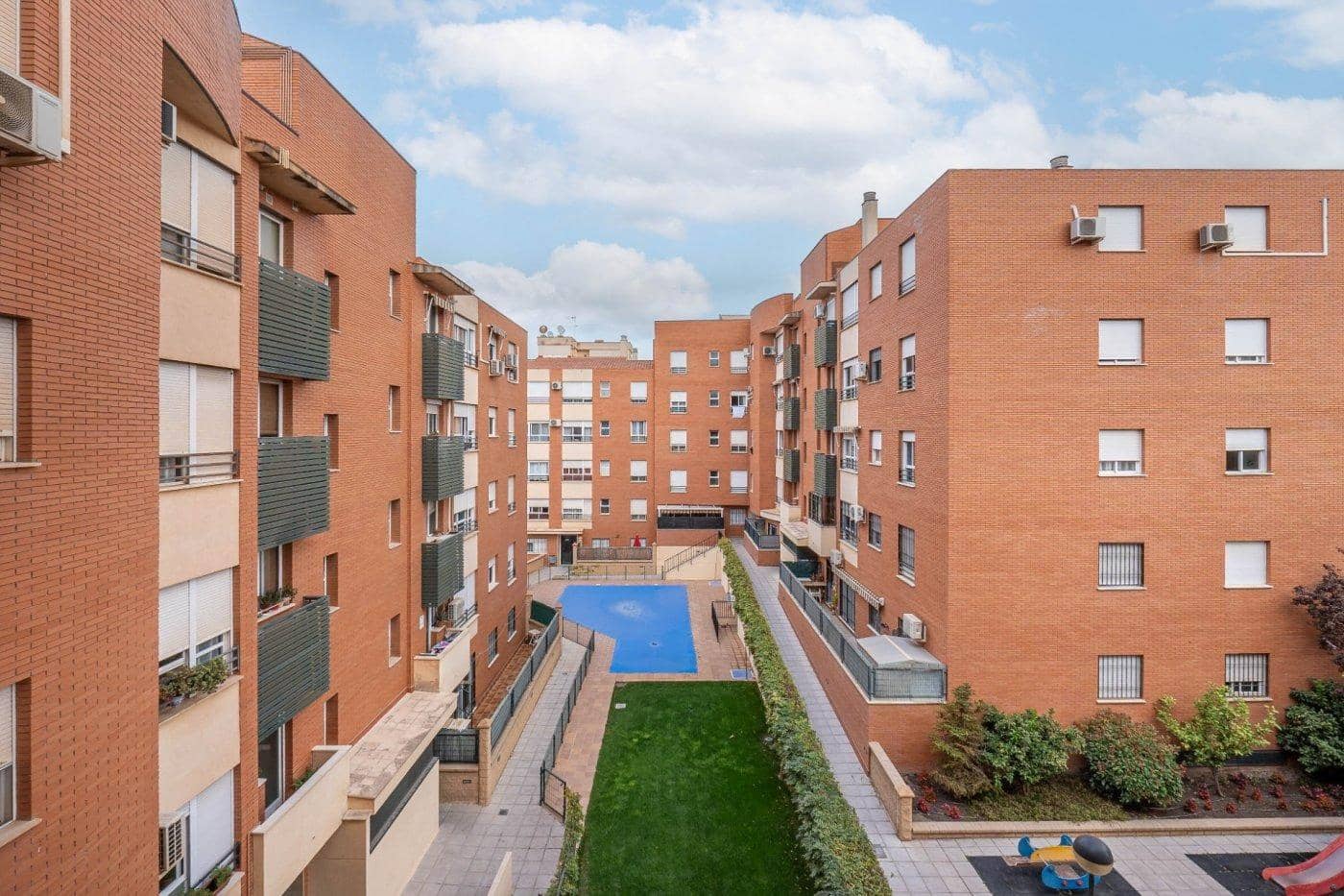 3 soveværelse Lejlighed til leje i Granada by med swimmingpool - € 250 (Ref: 8289531)