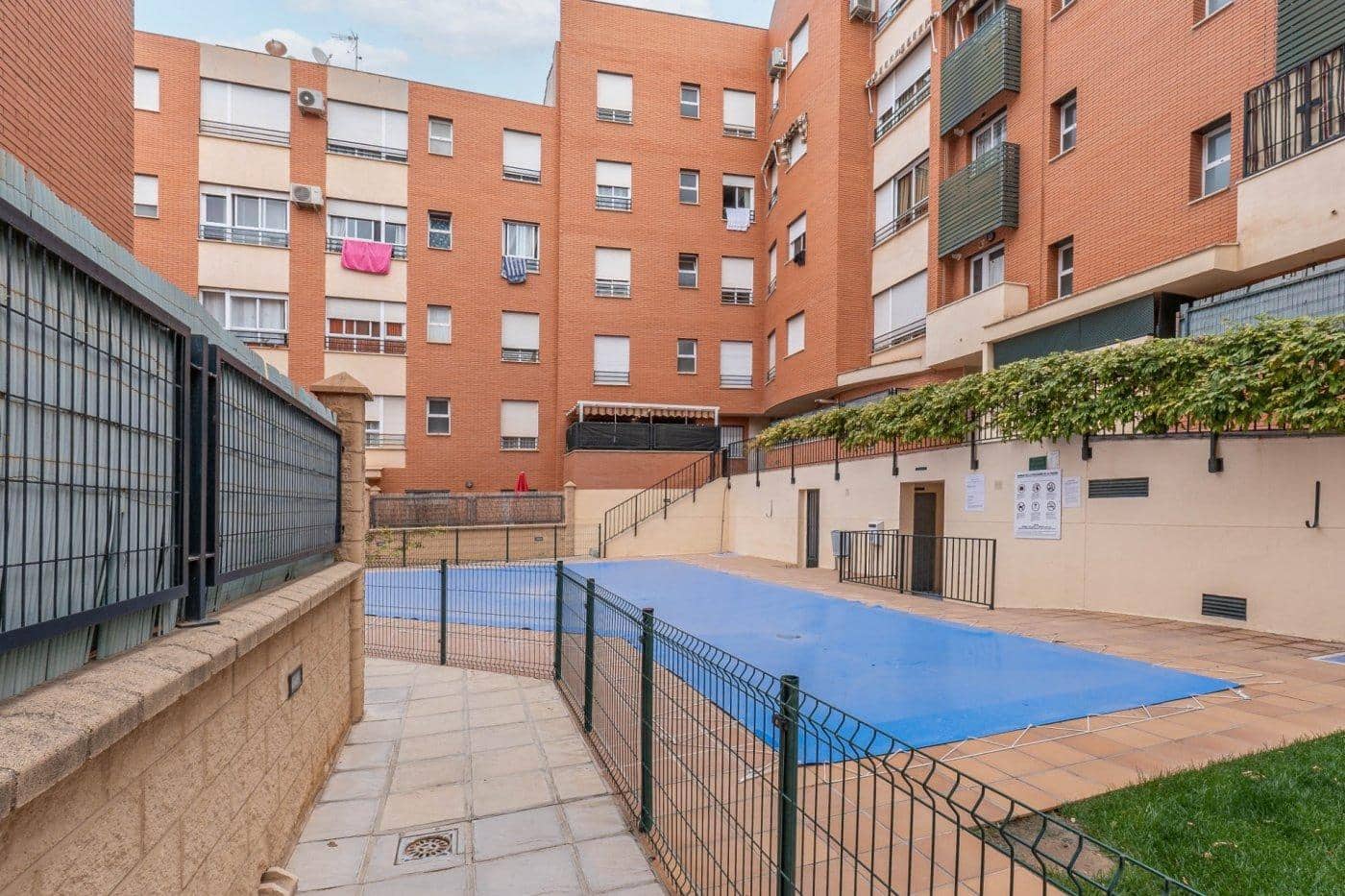 3 soveværelse Lejlighed til leje i Granada by med swimmingpool - € 250 (Ref: 8289531)