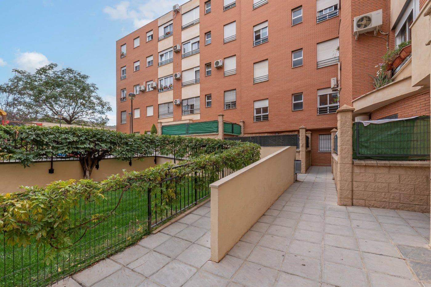 3 soveværelse Lejlighed til leje i Granada by med swimmingpool - € 250 (Ref: 8289531)