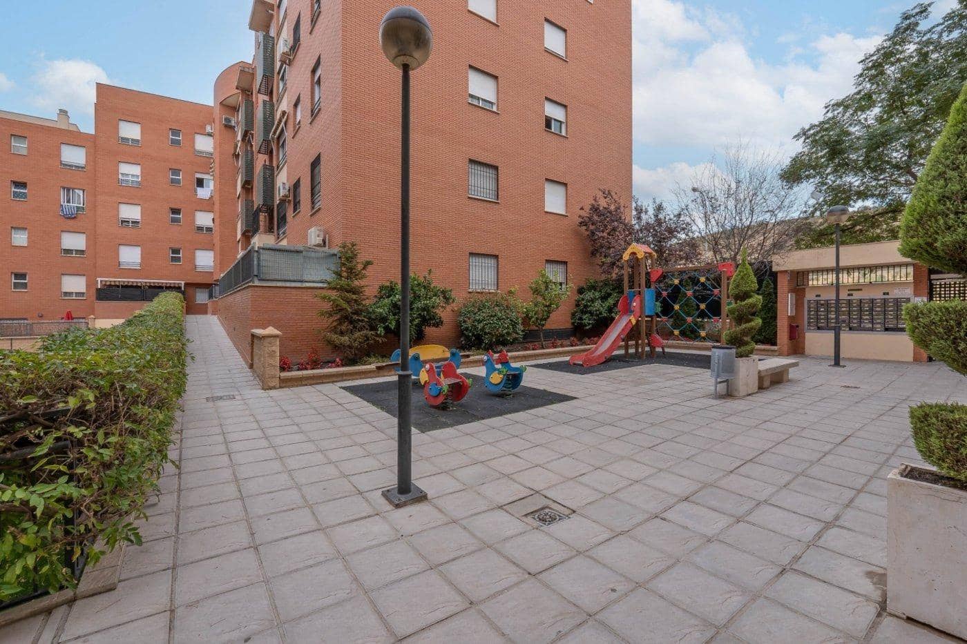 3 soveværelse Lejlighed til leje i Granada by med swimmingpool - € 250 (Ref: 8289531)