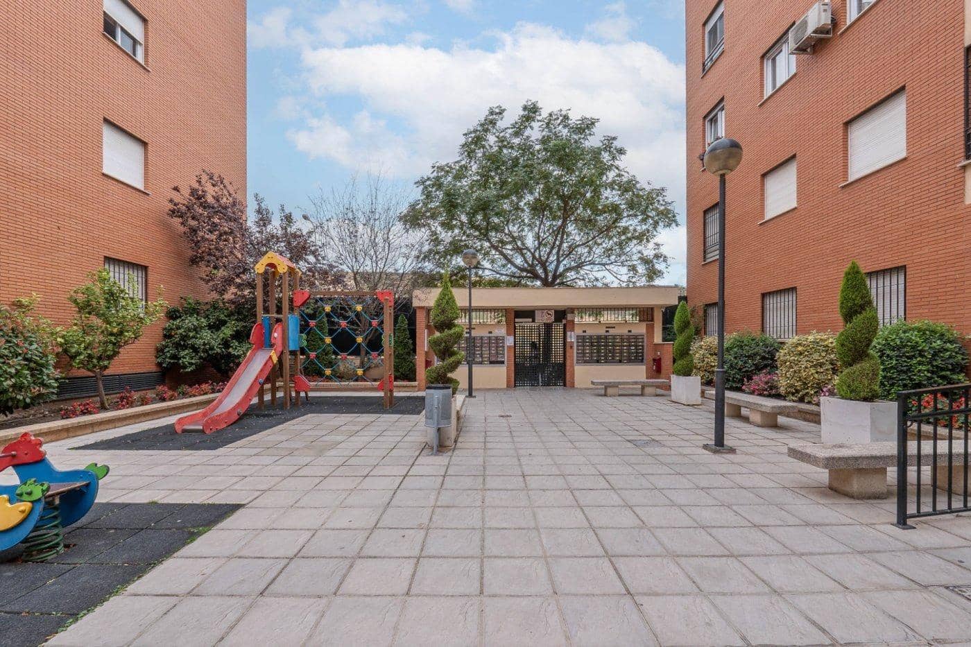 3 soveværelse Lejlighed til leje i Granada by med swimmingpool - € 250 (Ref: 8289531)