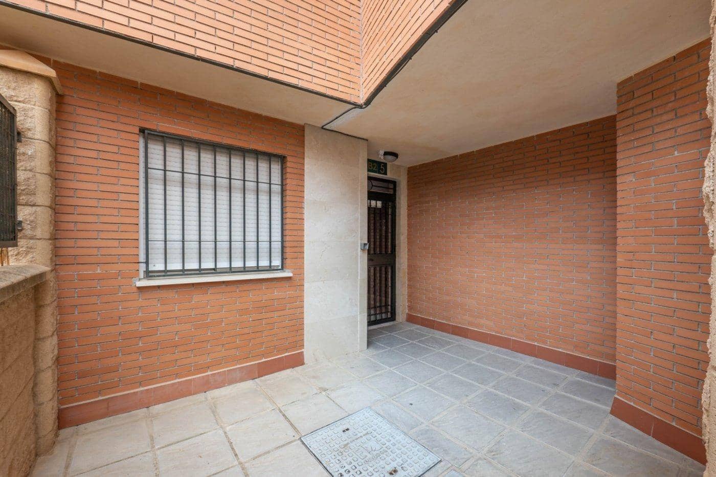 3 soveværelse Lejlighed til leje i Granada by med swimmingpool - € 250 (Ref: 8289531)