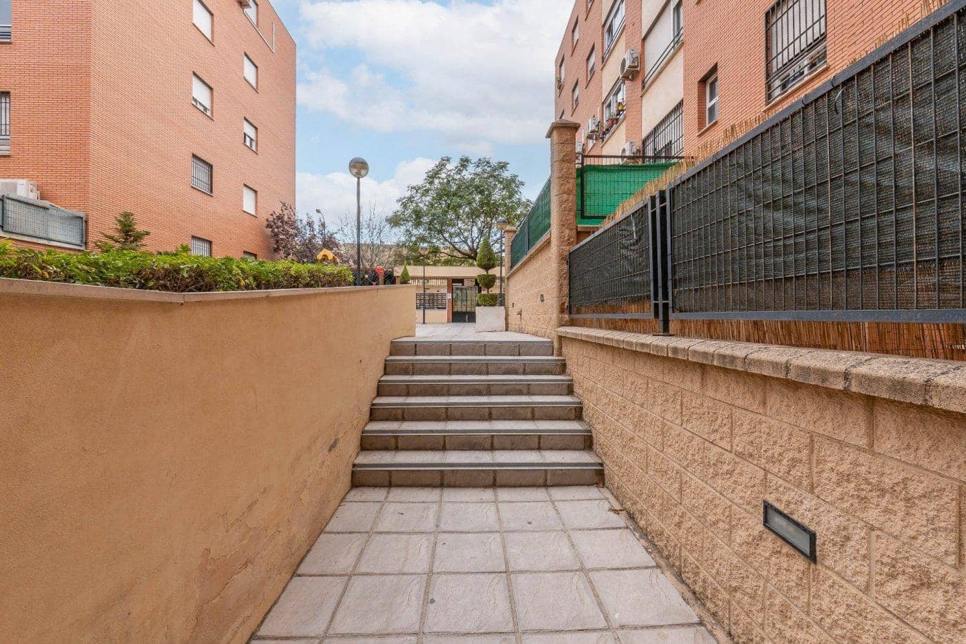 3 soveværelse Lejlighed til leje i Granada by med swimmingpool - € 250 (Ref: 8289531)