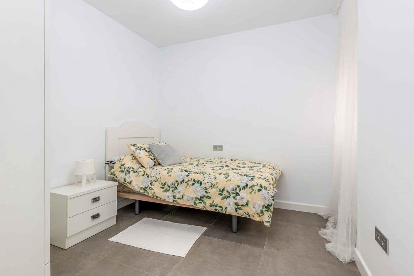 3 sovrum Lägenhet att hyra i Granada stad - 300 € (Ref: 8316174)