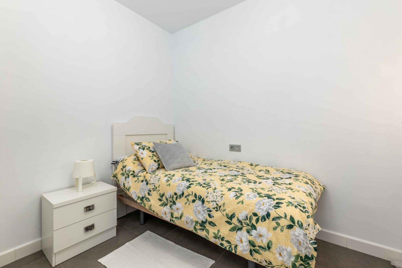 3 sovrum Lägenhet att hyra i Granada stad - 300 € (Ref: 8316174)