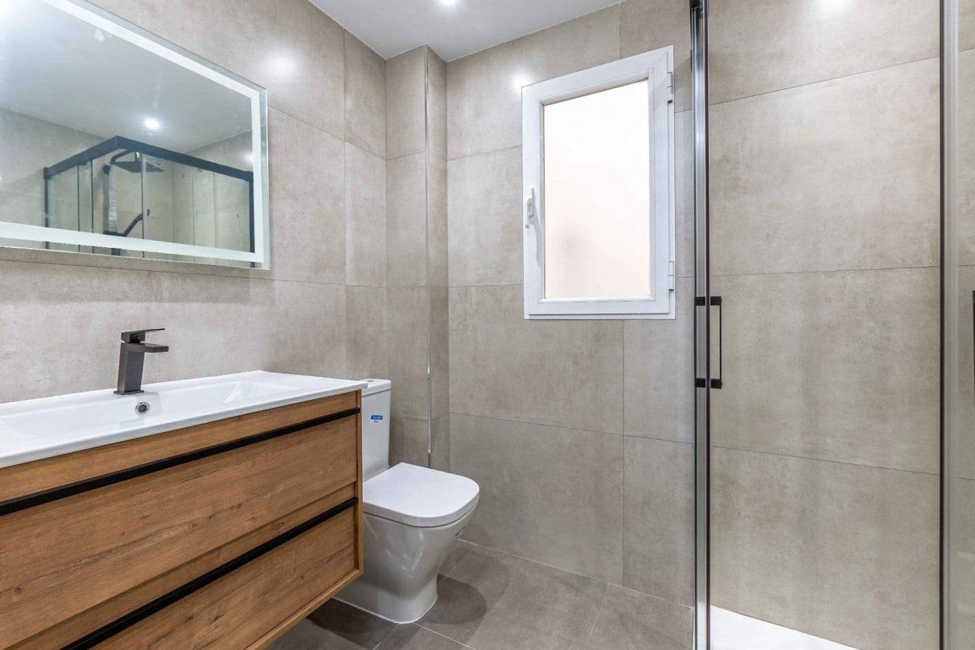3 sovrum Lägenhet att hyra i Granada stad - 300 € (Ref: 8316174)