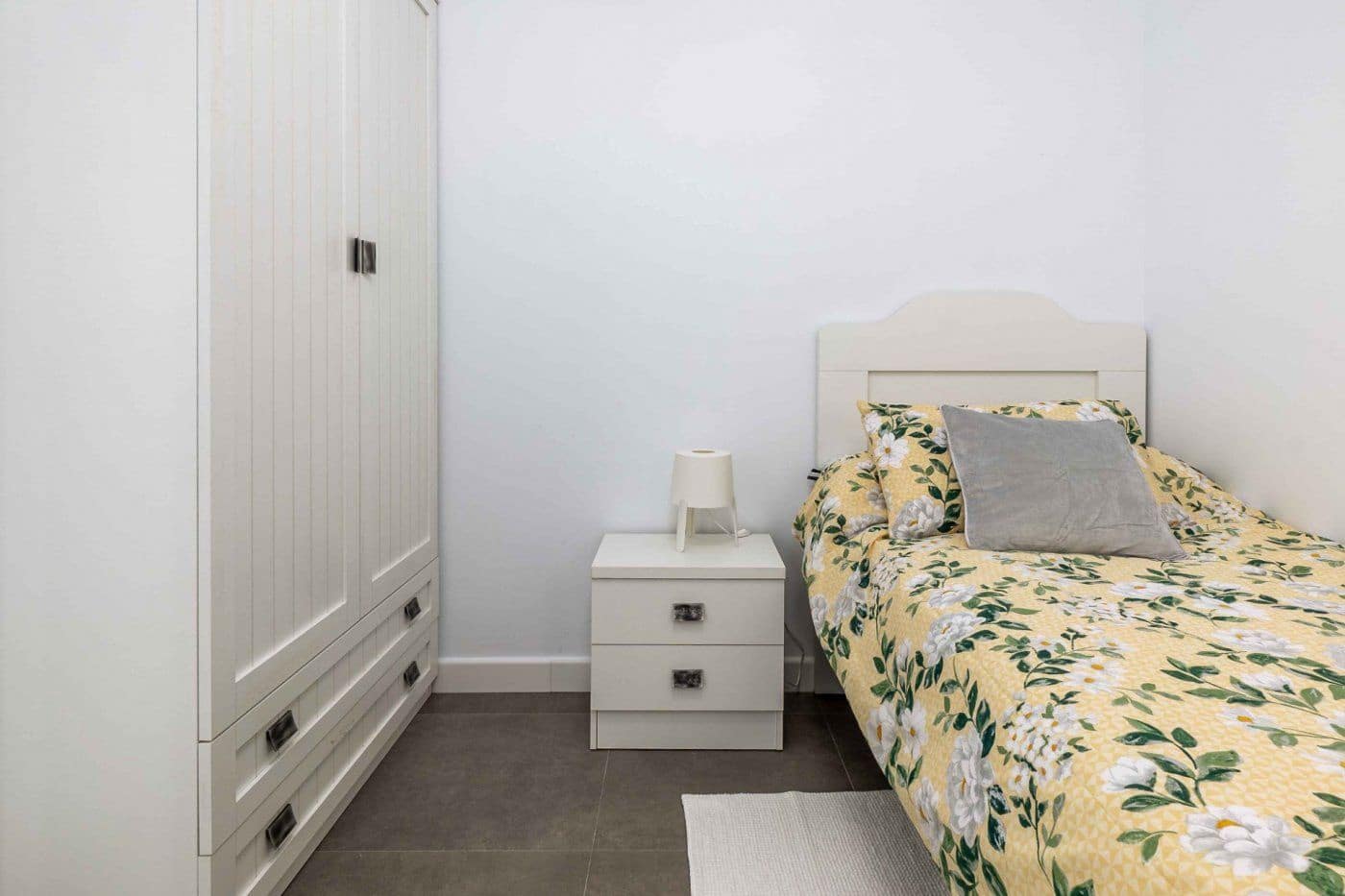 3 sovrum Lägenhet att hyra i Granada stad - 300 € (Ref: 8316174)