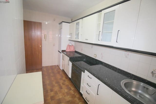 3 slaapkamer Flat te huur in Granada stad met garage - € 800 (Ref: 8498790)