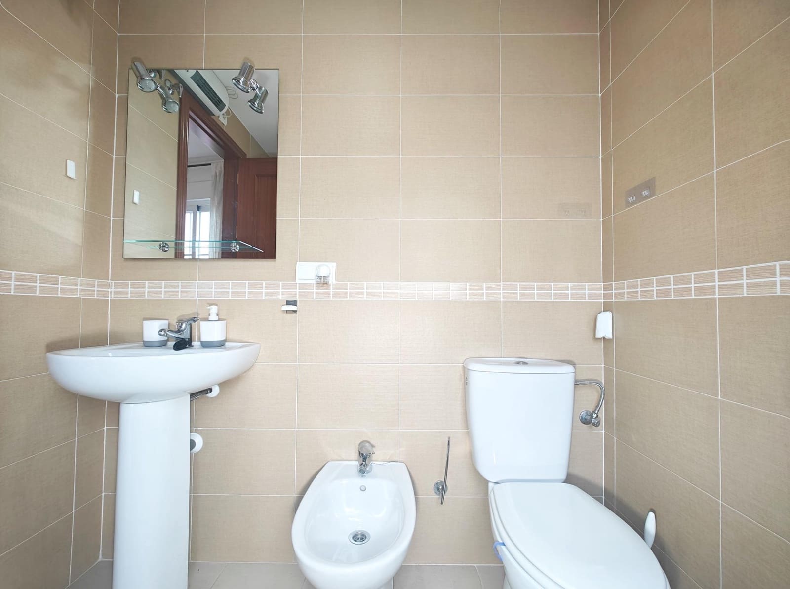 2 bedroom Flat for rent in Churriana de la Vega with garage - € 700 (Ref: 8505815)