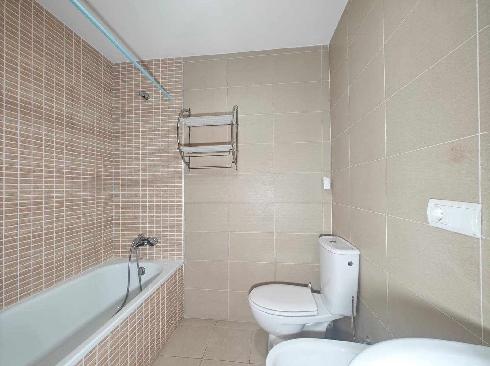 2 bedroom Flat for rent in Churriana de la Vega with garage - € 700 (Ref: 8505815)