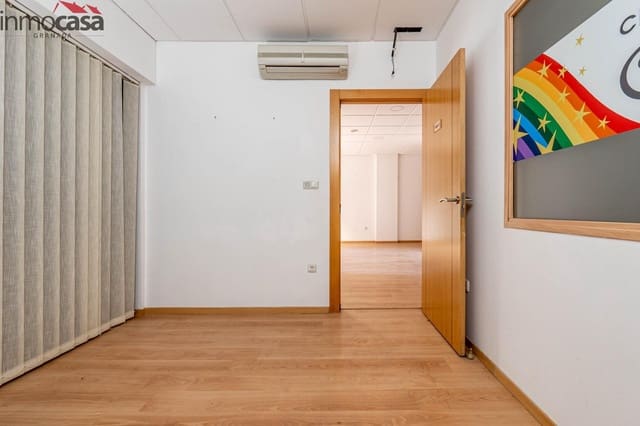 Commercial for sale in Granada city - € 234,000 (Ref: 8623936)