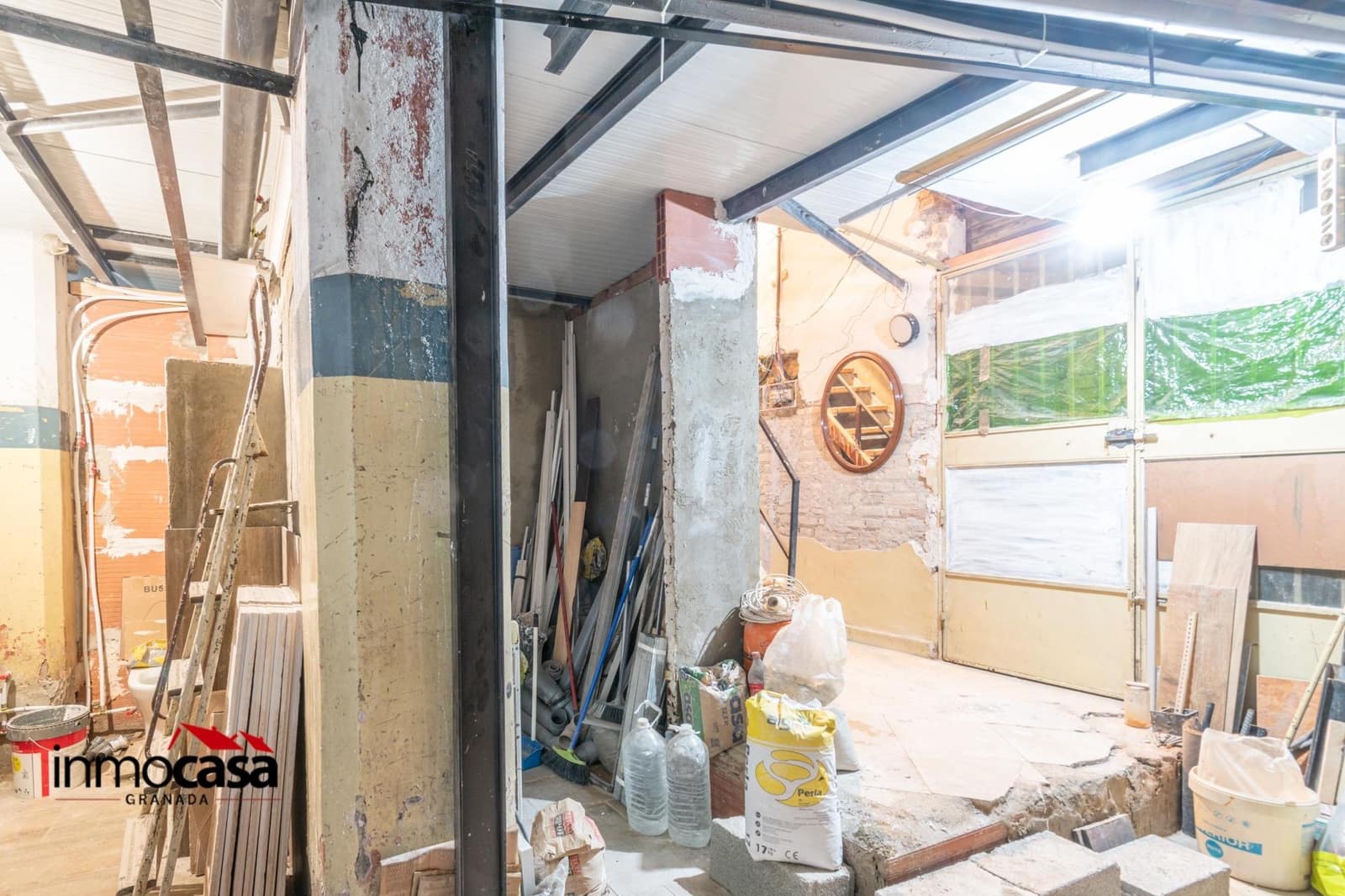 Commercial for sale in Granada city - € 200,000 (Ref: 8881520)