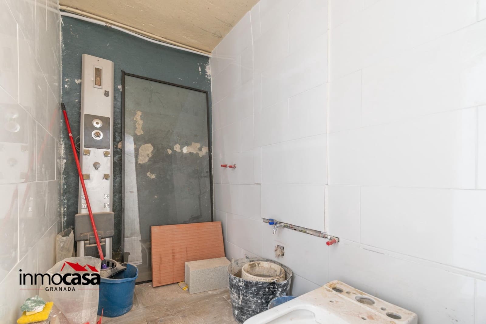 Commercial for sale in Granada city - € 200,000 (Ref: 8881520)