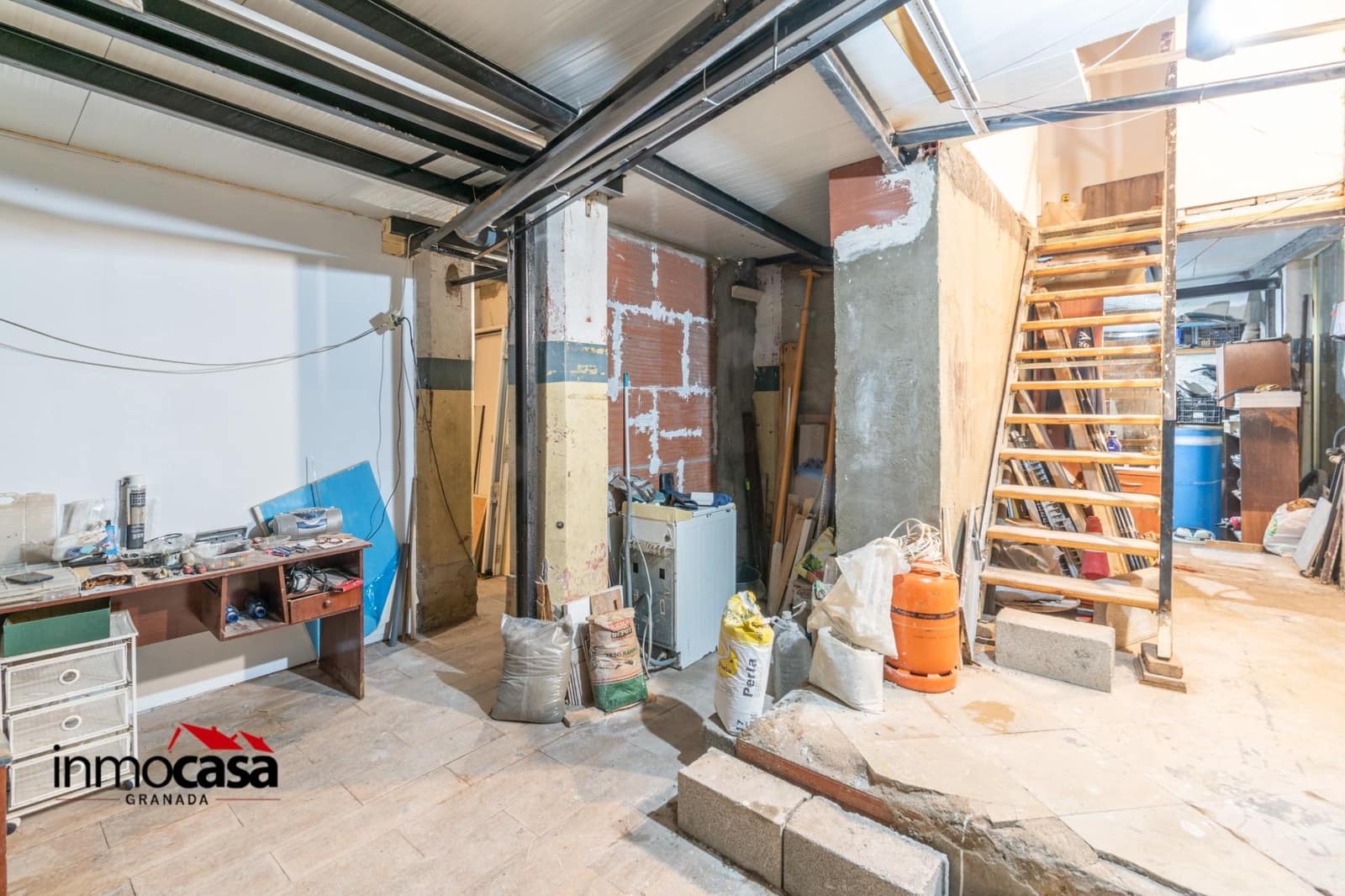 Commercial for sale in Granada city - € 200,000 (Ref: 8881520)