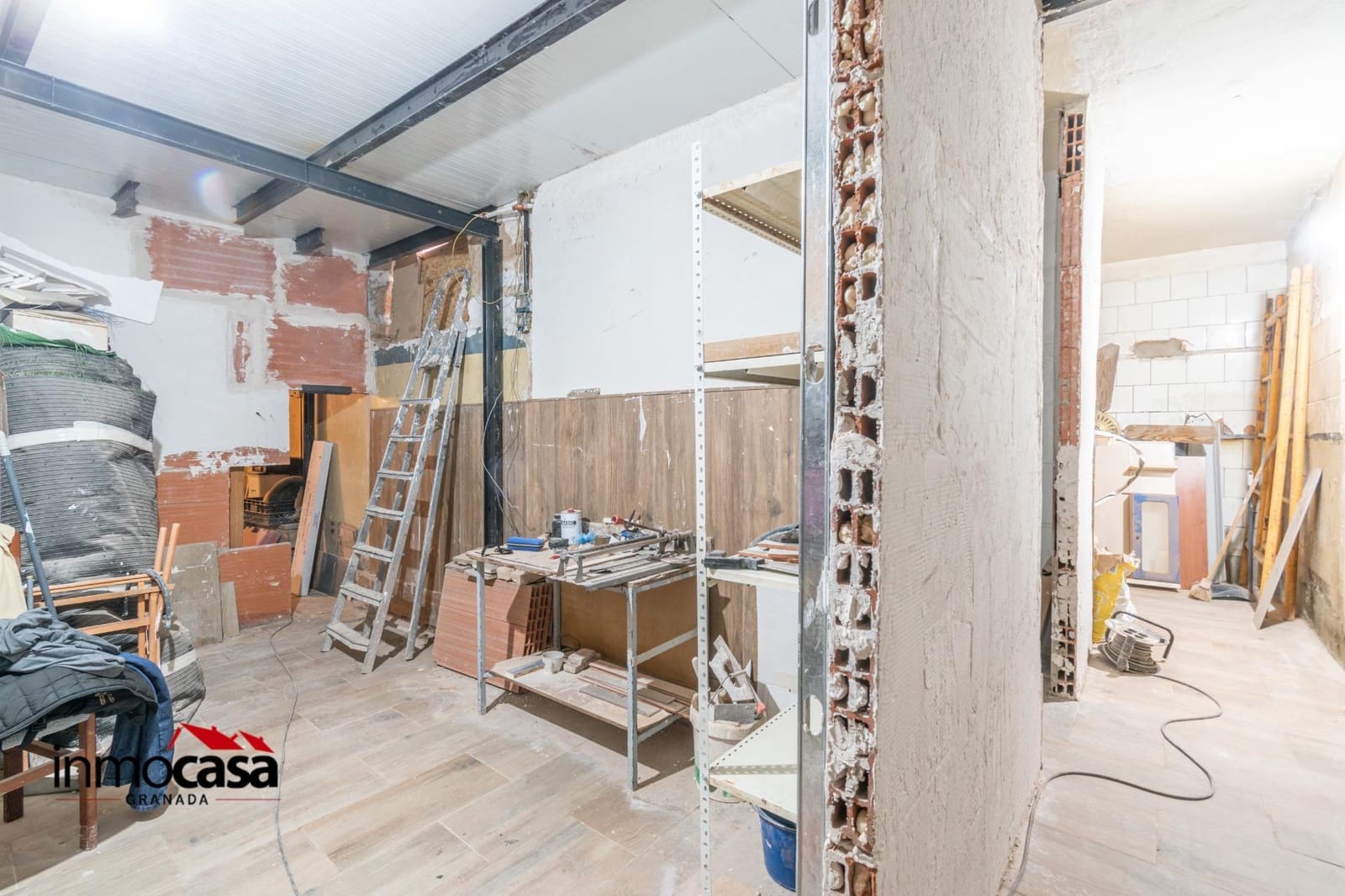 Commercial for sale in Granada city - € 200,000 (Ref: 8881520)