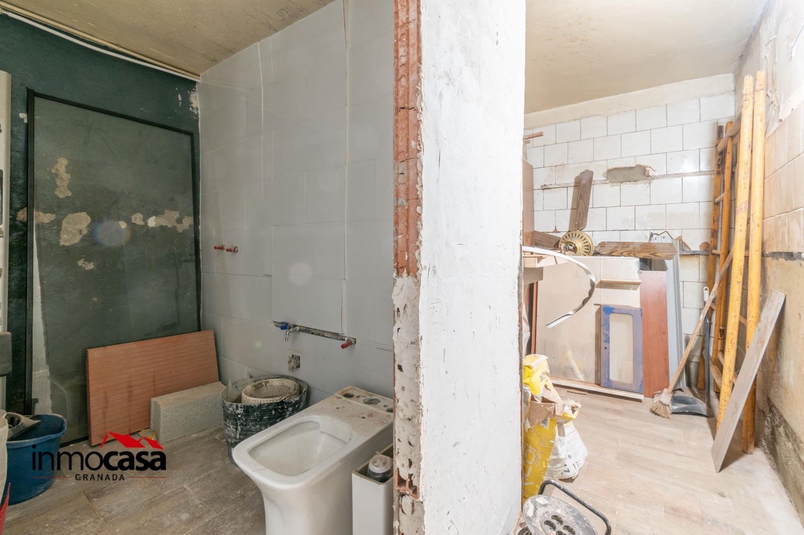 Commercial for sale in Granada city - € 200,000 (Ref: 8881520)