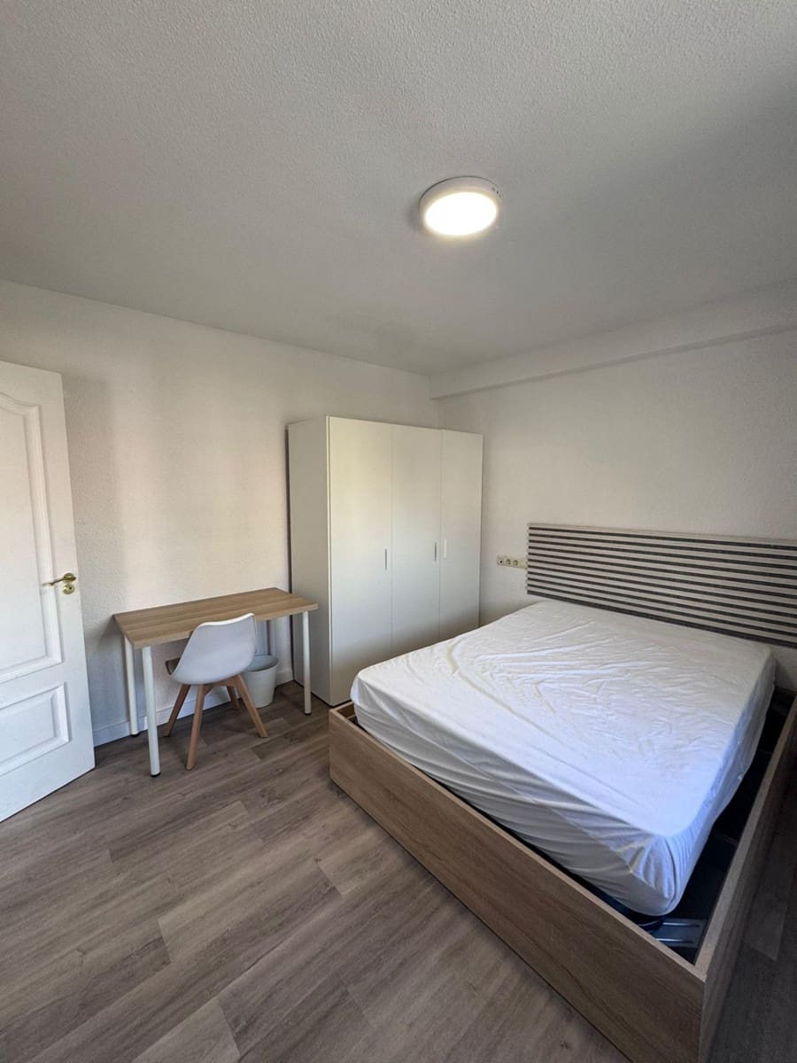 4 sypialnia Mieszkanie do wynajęcia w Miasto Grenada z garażem - 1 200 € (Ref: 9099246)