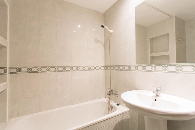 Lejlighed til leje i Granada by - € 920 (Ref: 9326604)