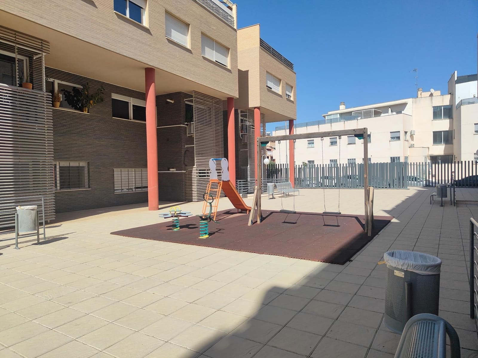 2 bedroom Flat for rent in Churriana de la Vega with garage - € 800 (Ref: 9338440)