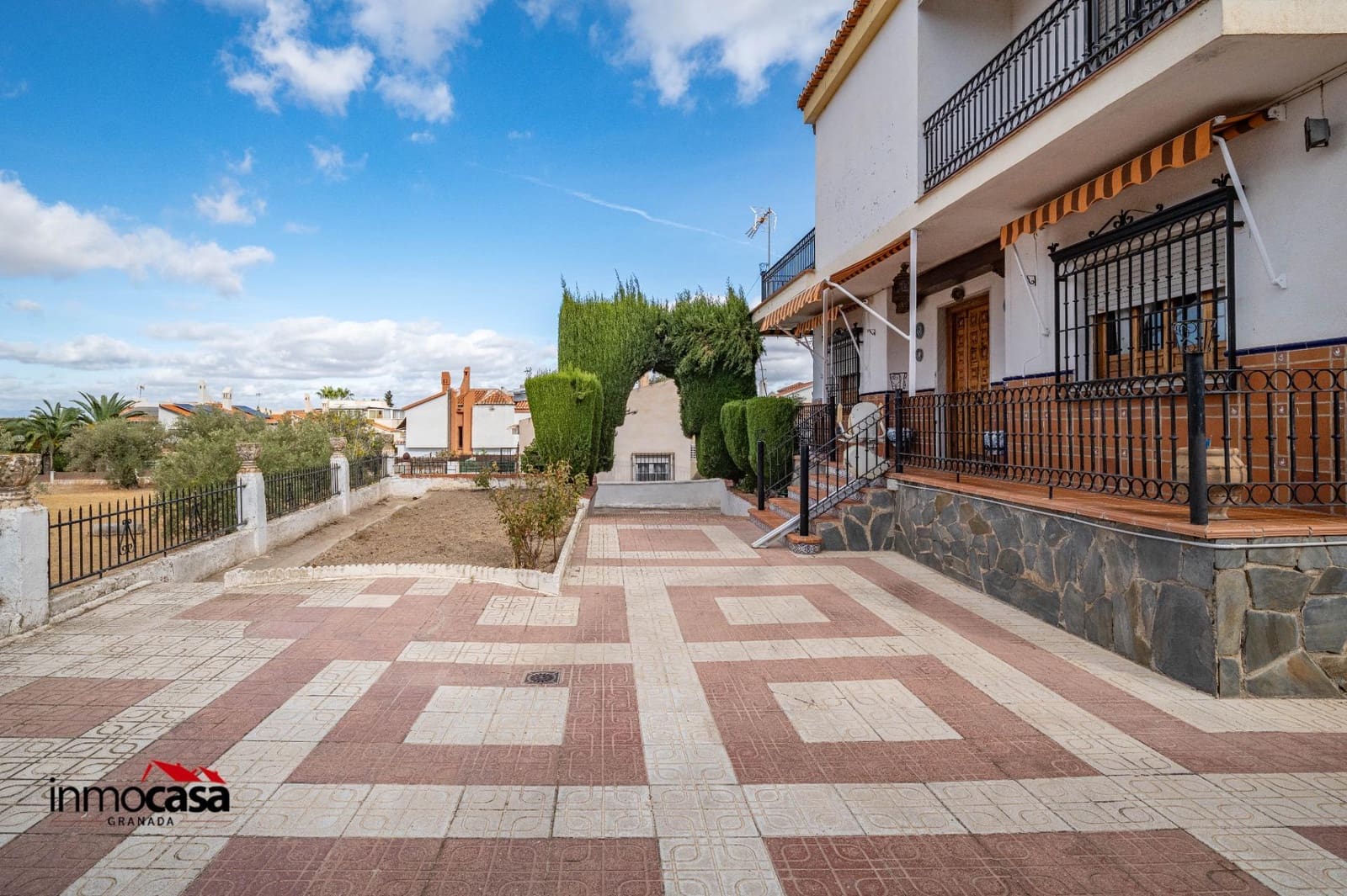 4 bedroom Villa for sale in Ogijares with pool garage - € 395,000 (Ref: 9379222)