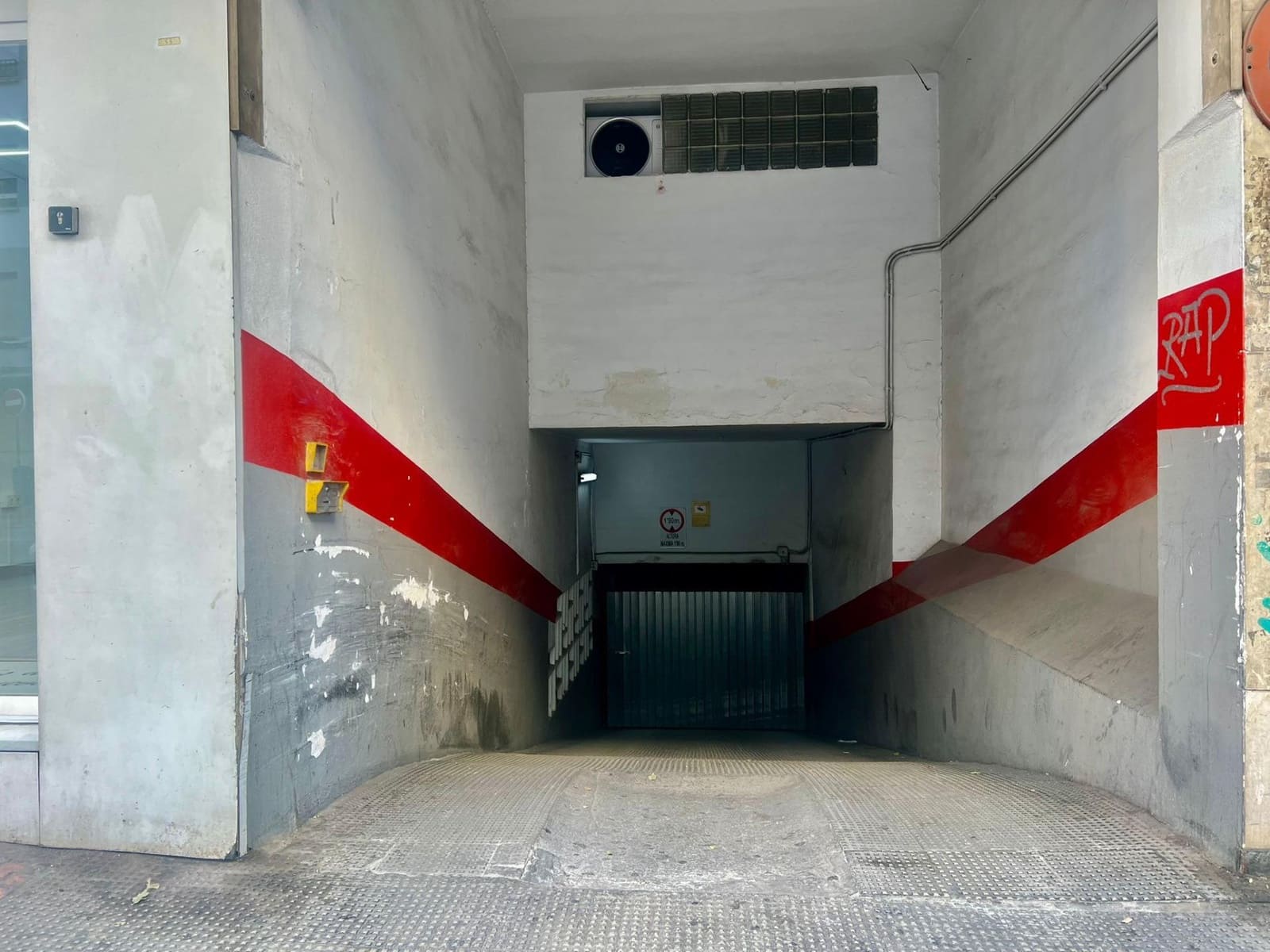 Autotalli myytävänä paikassa Granada kaupunki - 20 000 € (Ref: 9379226)