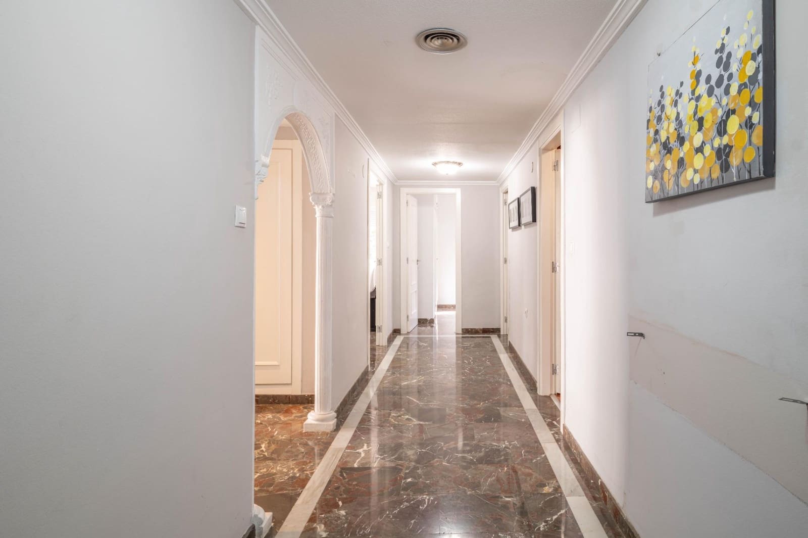 4 bedroom Flat for sale in Granada city with garage - € 382,000 (Ref: 9396168)