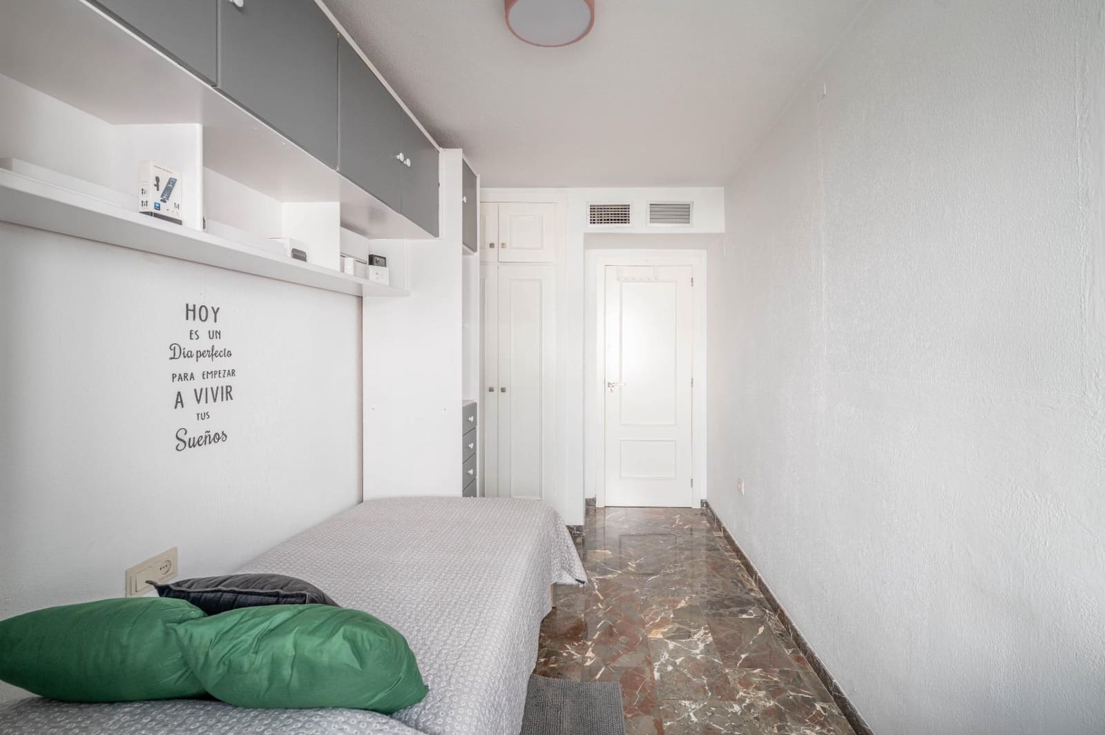 4 bedroom Flat for sale in Granada city with garage - € 382,000 (Ref: 9396168)