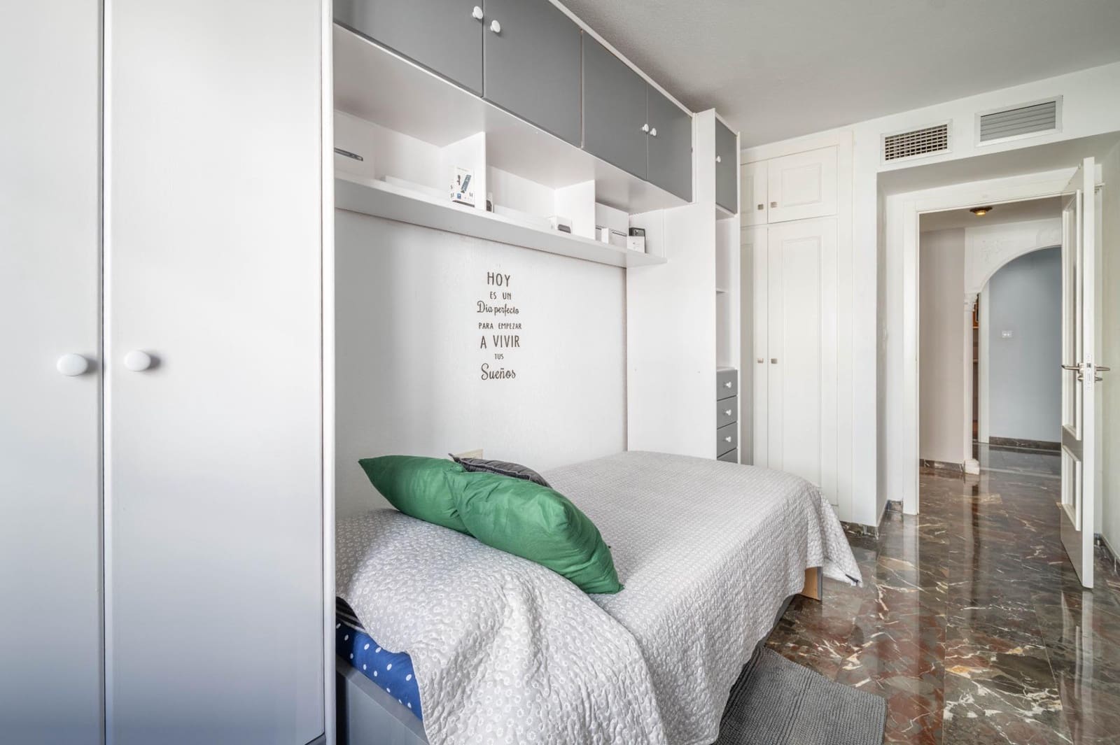 4 bedroom Flat for sale in Granada city with garage - € 382,000 (Ref: 9396168)