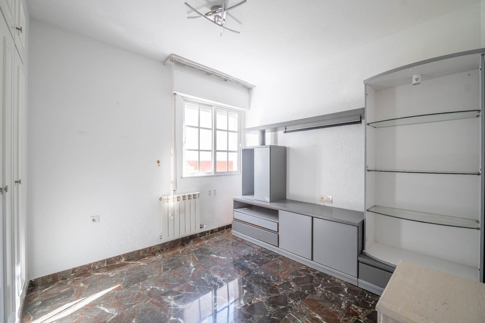 4 bedroom Flat for sale in Granada city with garage - € 382,000 (Ref: 9396168)