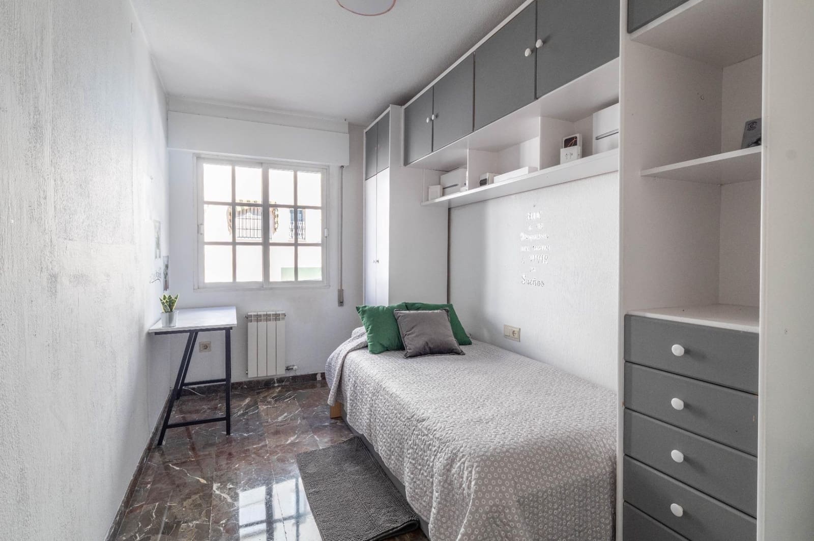 4 bedroom Flat for sale in Granada city with garage - € 382,000 (Ref: 9396168)