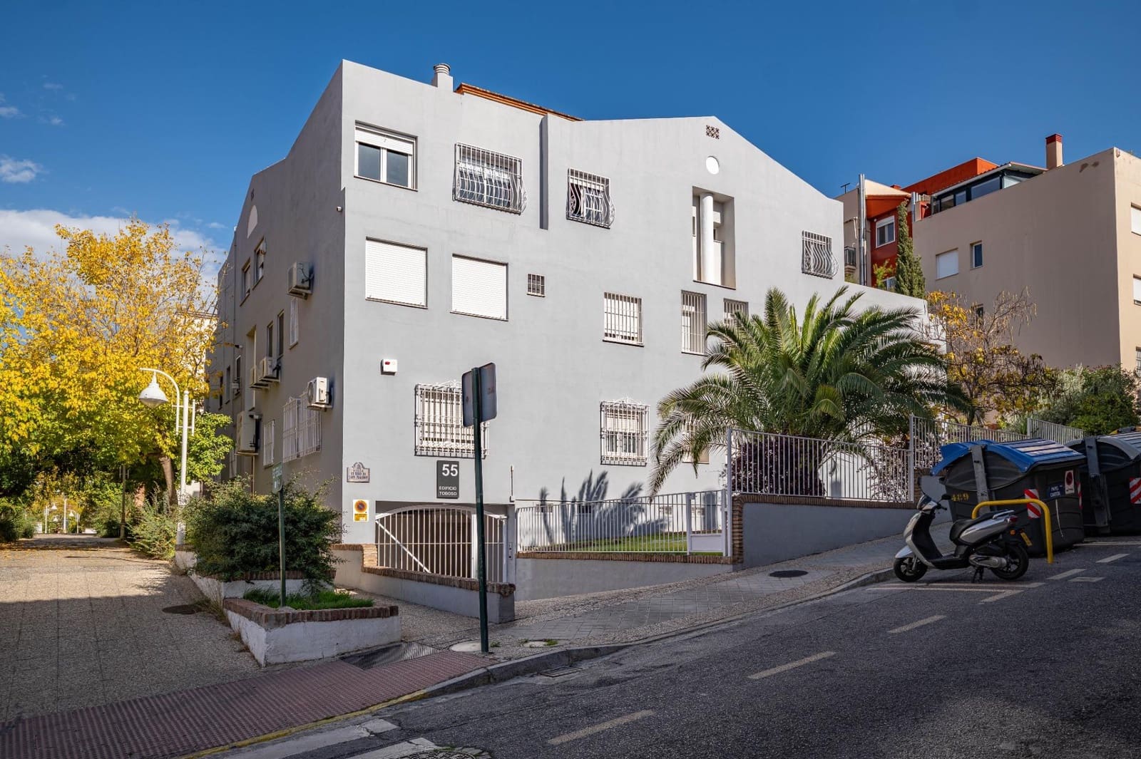 4 bedroom Flat for sale in Granada city with garage - € 382,000 (Ref: 9396168)