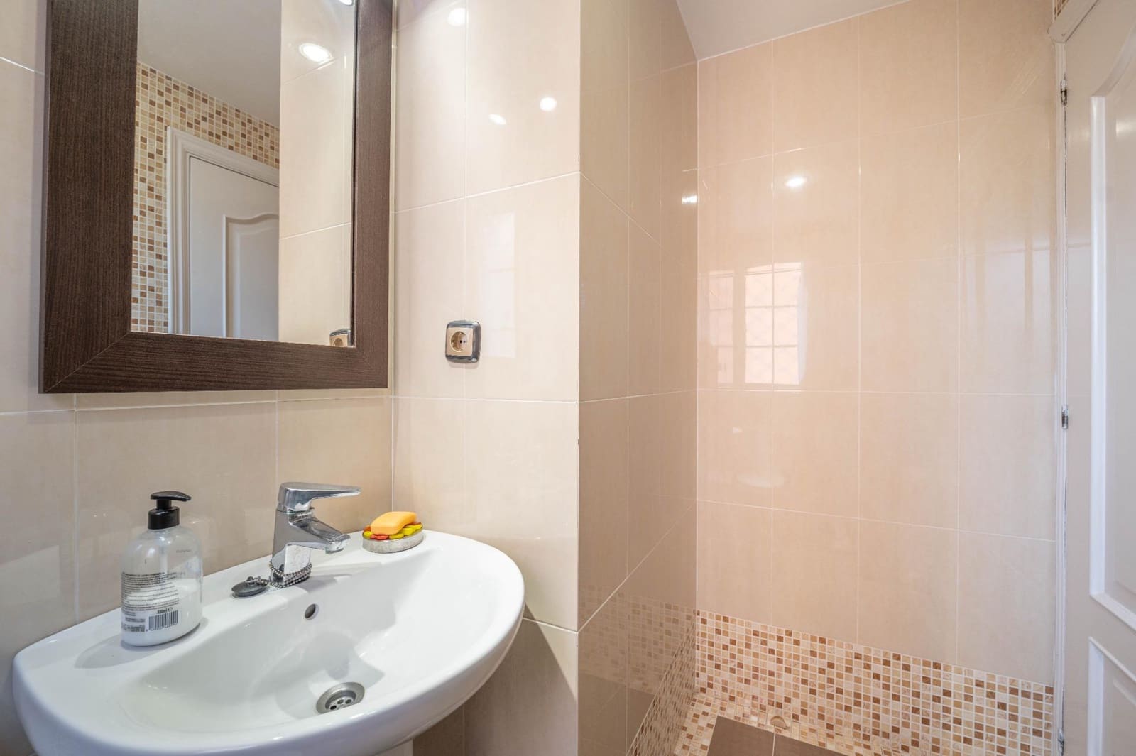 5 bedroom Villa for sale in Gojar with pool garage - € 535,000 (Ref: 9396170)