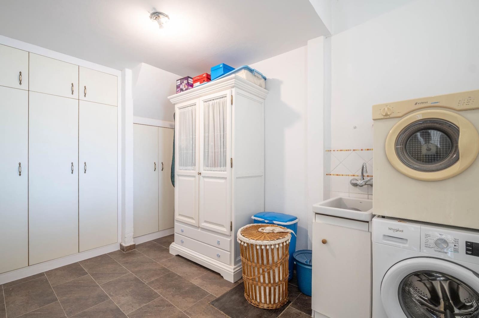 5 bedroom Villa for sale in Gojar with pool garage - € 535,000 (Ref: 9396170)