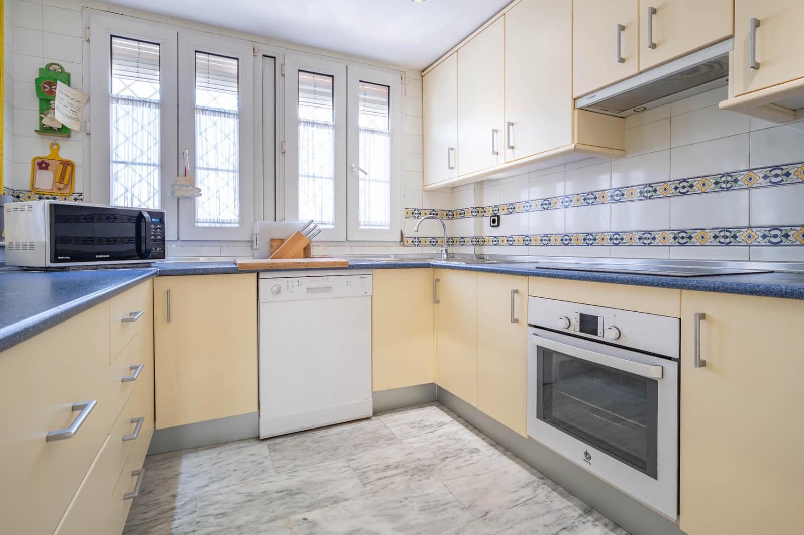 5 bedroom Villa for sale in Gojar with pool garage - € 535,000 (Ref: 9396170)