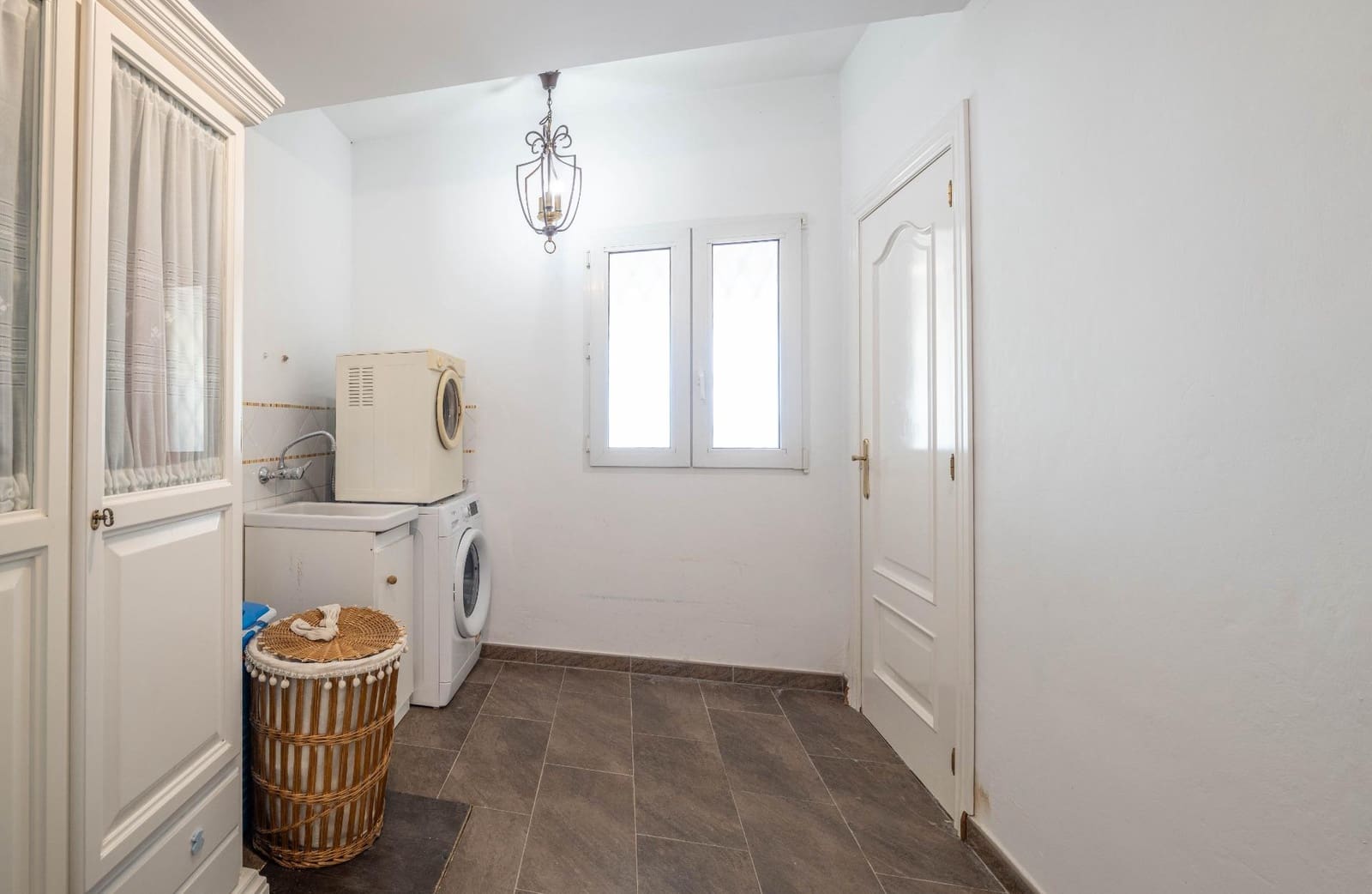 5 bedroom Villa for sale in Gojar with pool garage - € 495,000 (Ref: 9396170)