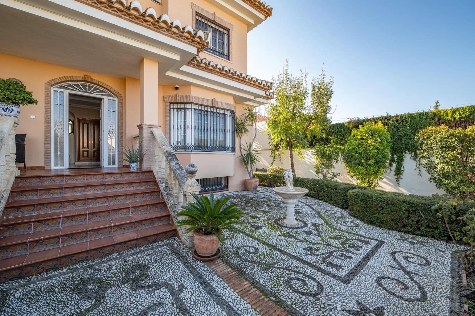 5 sypialnia Willa na sprzedaż w Gojar z basenem garażem - 539 000 € (Ref: 9466075)