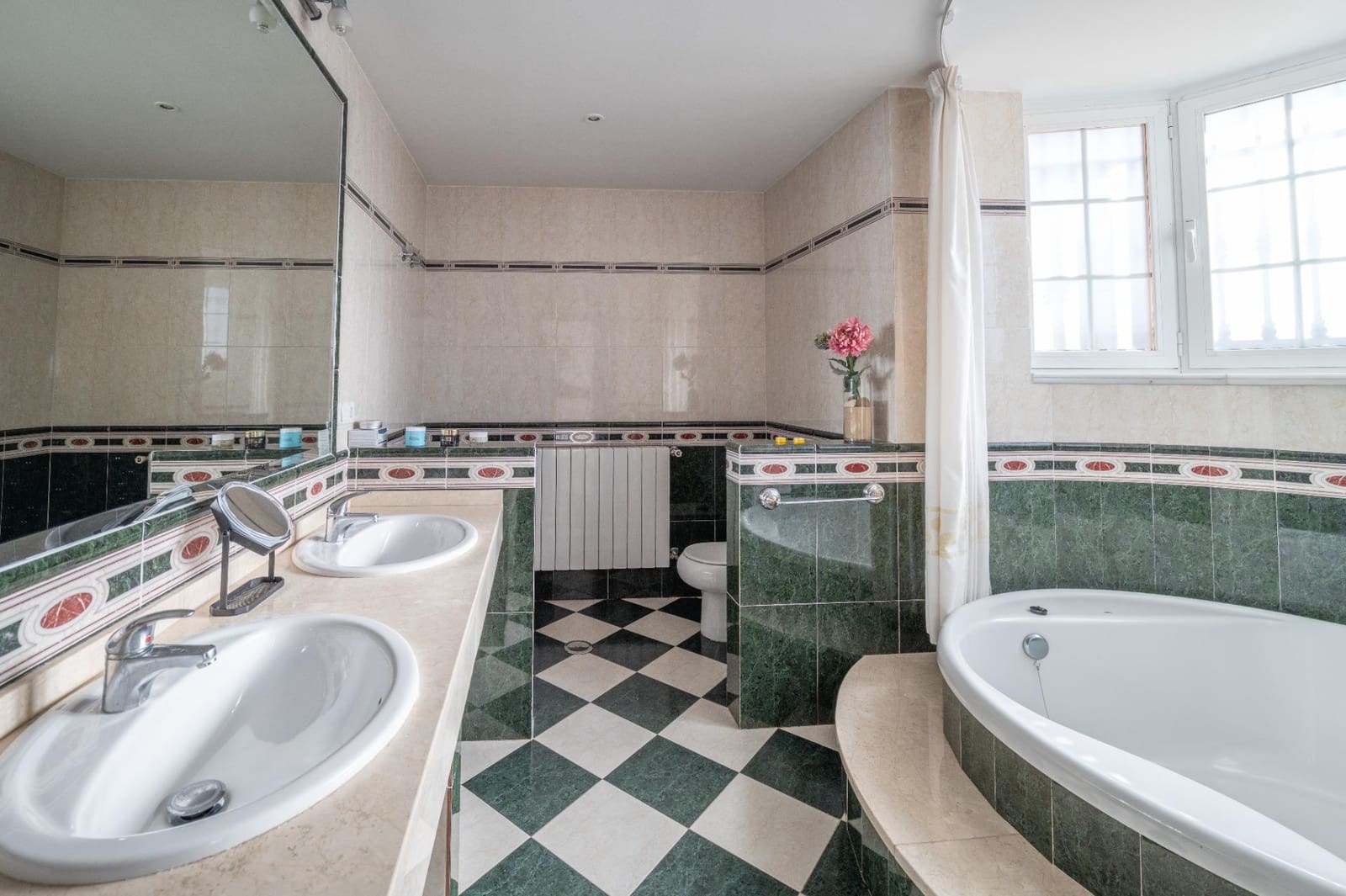 5 sypialnia Willa na sprzedaż w Gojar z basenem garażem - 539 000 € (Ref: 9466075)