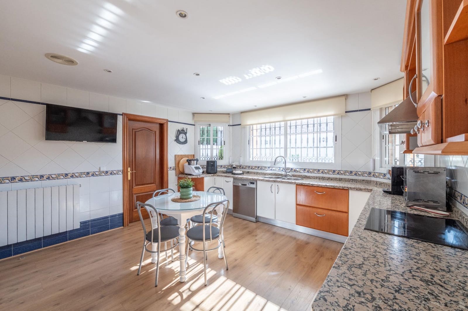 5 sypialnia Willa na sprzedaż w Gojar z basenem garażem - 539 000 € (Ref: 9466075)