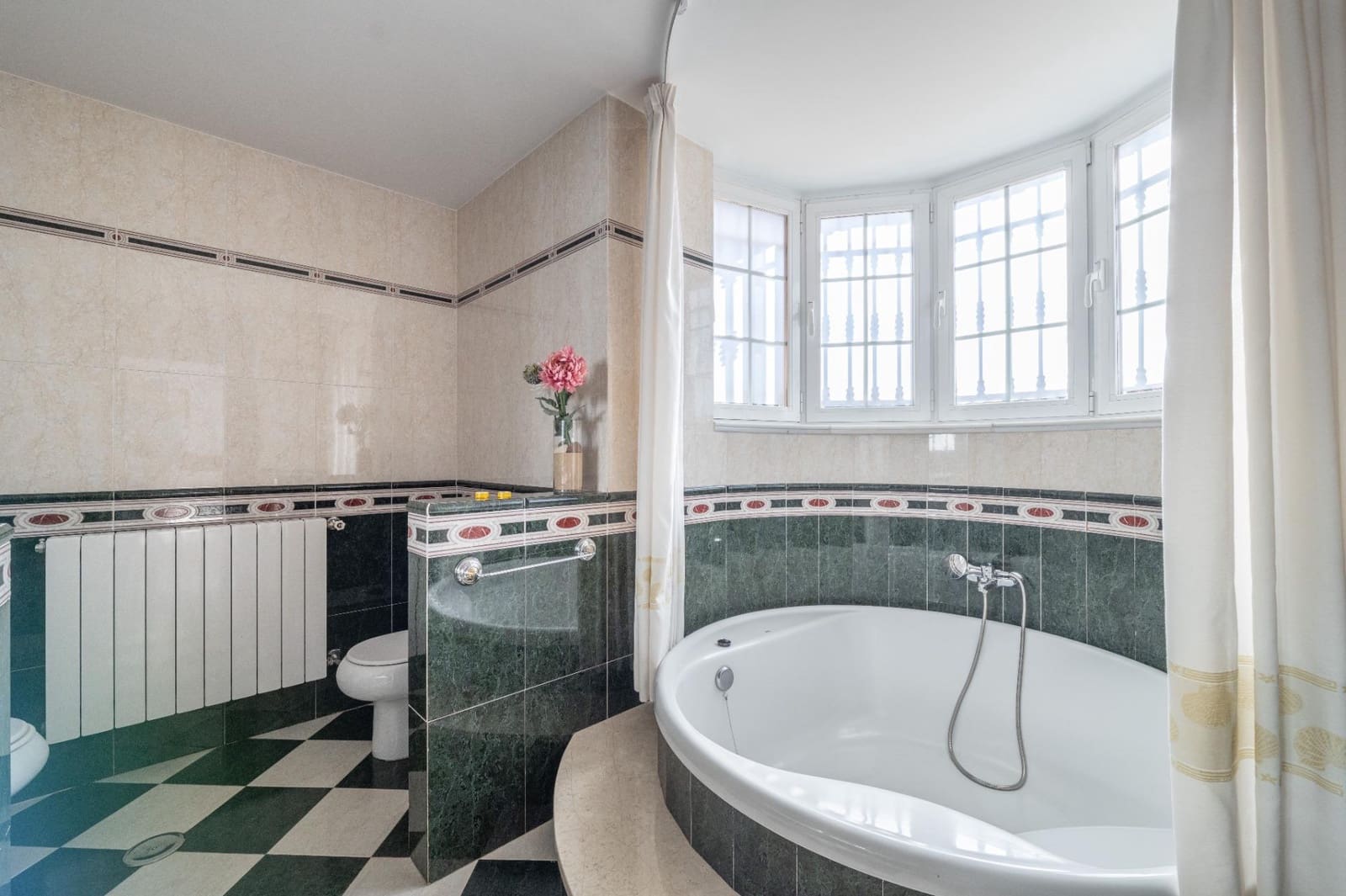 5 sypialnia Willa na sprzedaż w Gojar z basenem garażem - 539 000 € (Ref: 9466075)