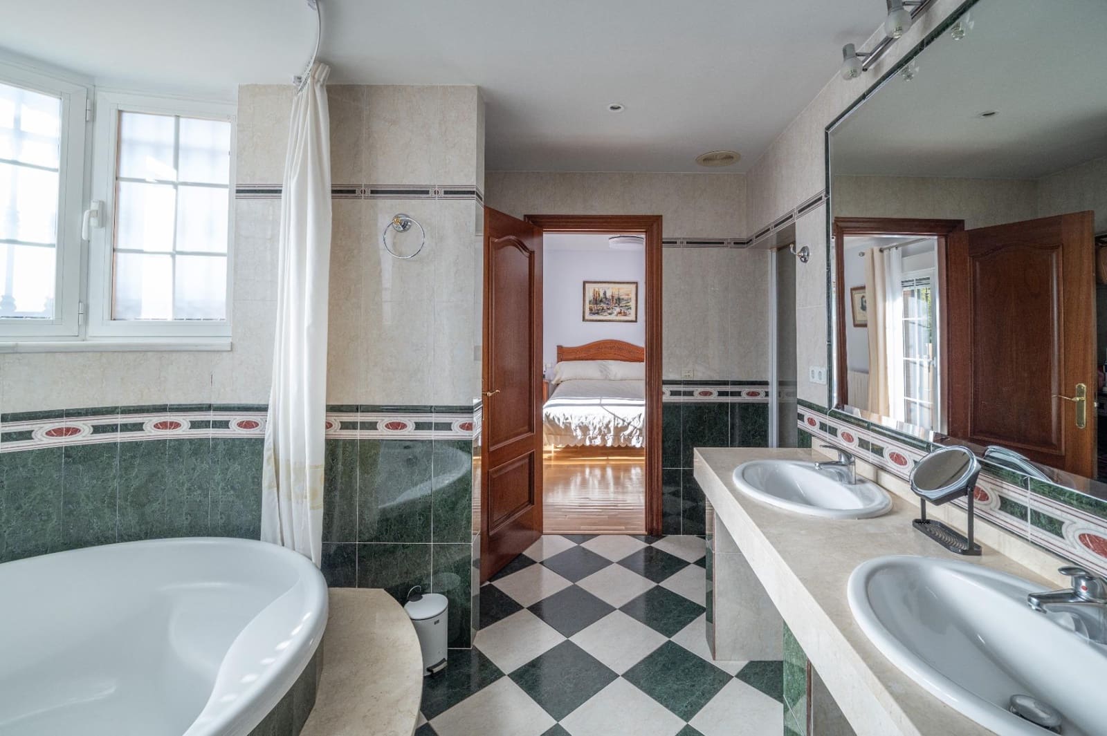 5 sypialnia Willa na sprzedaż w Gojar z basenem garażem - 539 000 € (Ref: 9466075)