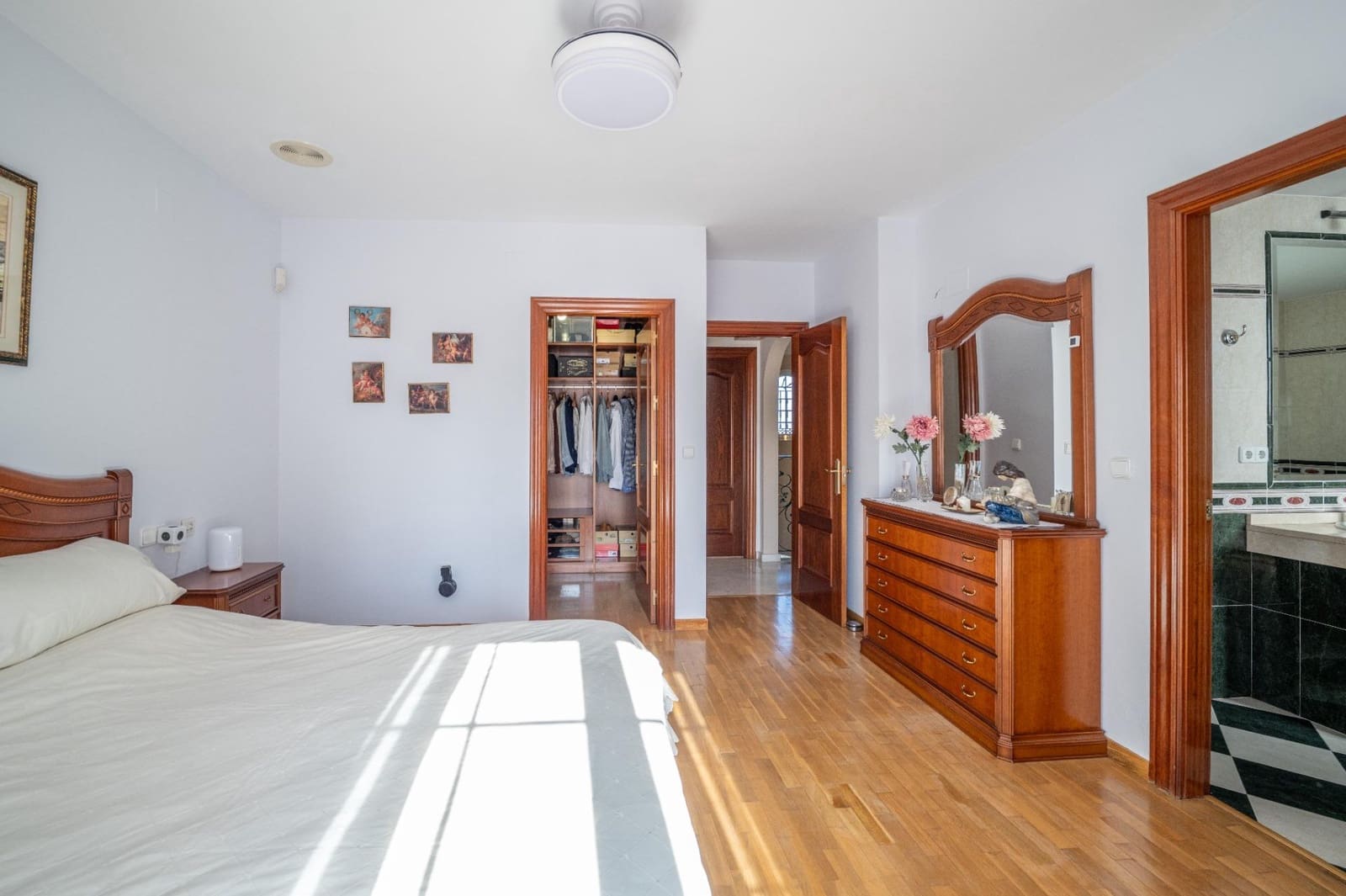 5 sypialnia Willa na sprzedaż w Gojar z basenem garażem - 539 000 € (Ref: 9466075)