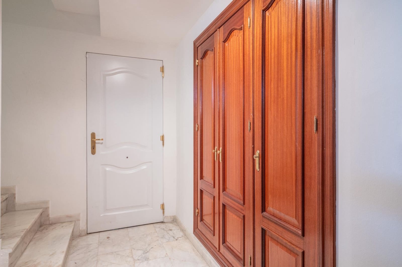 5 sypialnia Willa na sprzedaż w Gojar z basenem garażem - 539 000 € (Ref: 9466075)