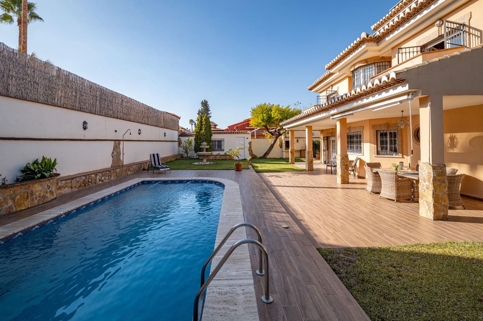 5 sypialnia Willa na sprzedaż w Gojar z basenem garażem - 539 000 € (Ref: 9466075)