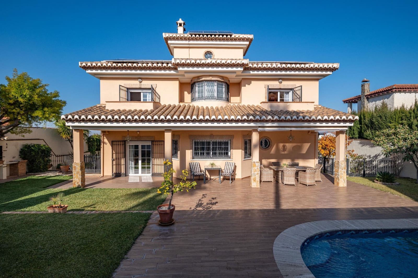 5 bedroom Villa for sale in Gojar with pool garage - € 539,000 (Ref: 9466075)